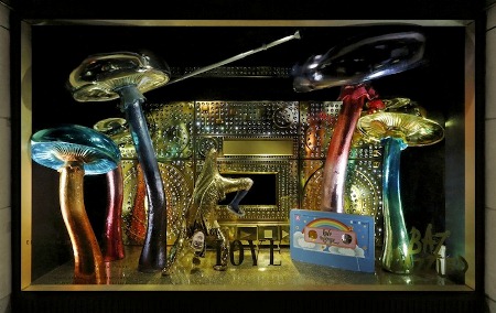 Christmas-Store-Window-Display-03